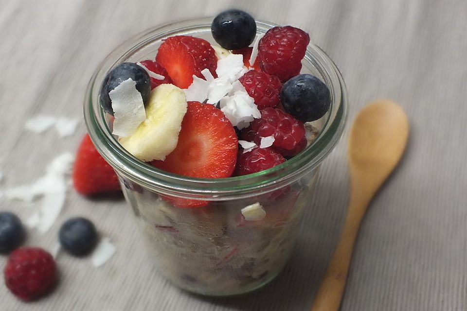 Kokos-Porridge mit frischen Beeren