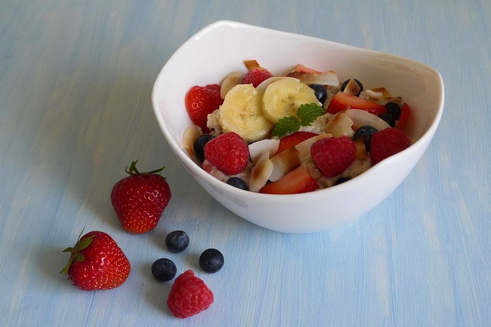 Kokos-Porridge mit frischen Beeren