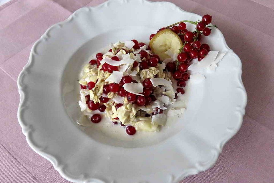 Kokos-Porridge mit frischen Beeren