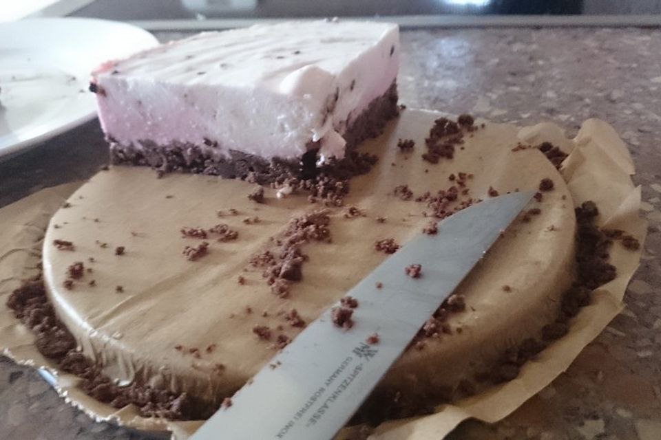 Erdbeer-Quark-Sahne-Torte auf Keksboden