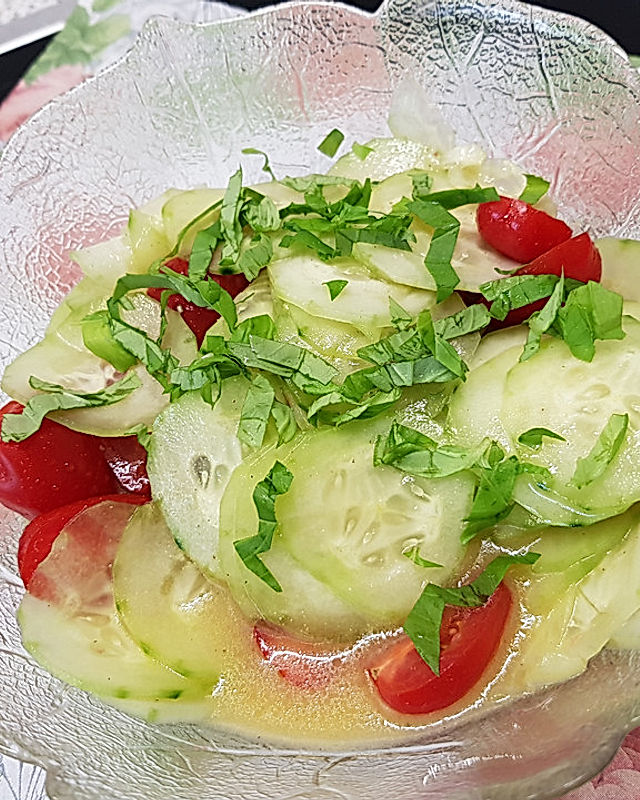 Gurke-Tomate-Kapuzinerkresse-Salat
