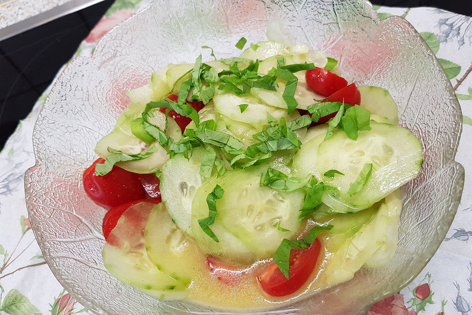 Gurke-Tomate-Kapuzinerkresse-Salat