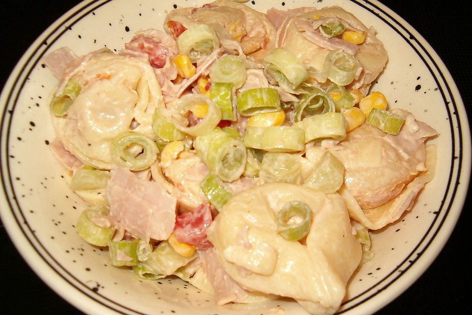 Tortellinisalat mit Lauch, Schinken und Mais