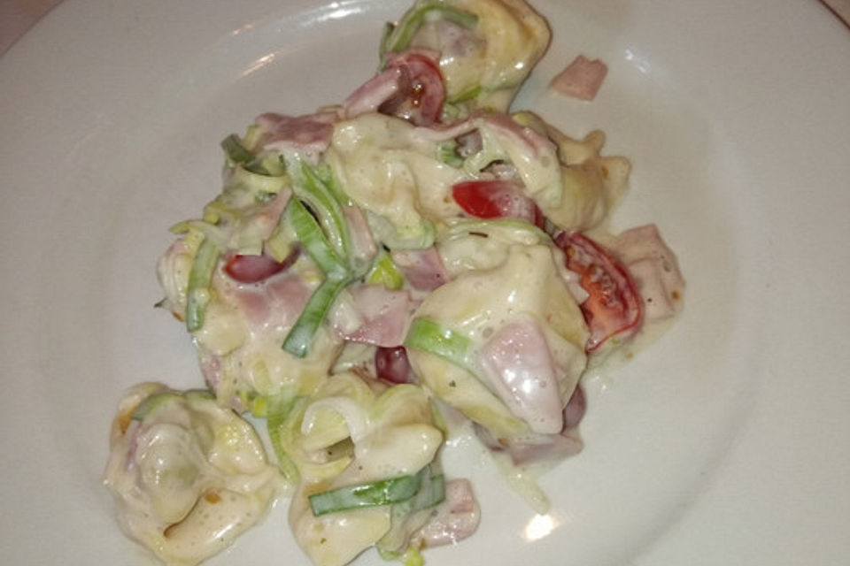 Tortellinisalat mit Lauch, Schinken und Mais