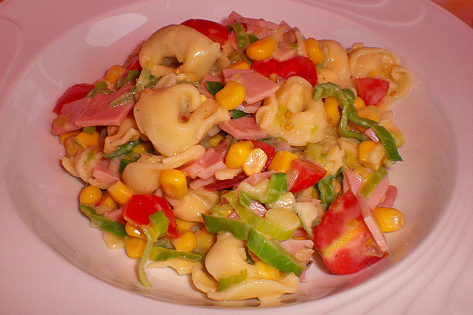 Tortellinisalat mit Lauch, Schinken und Mais