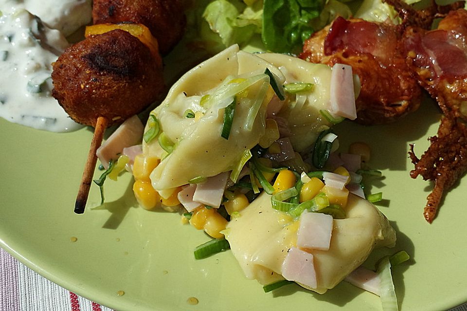 Tortellinisalat mit Lauch, Schinken und Mais