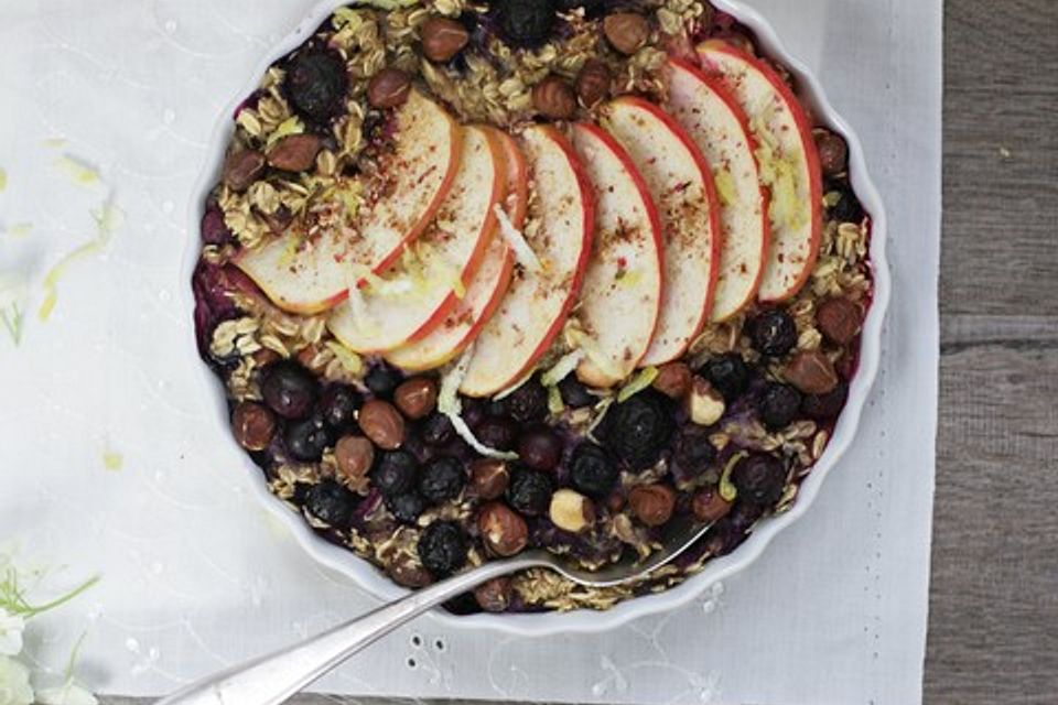 Gebackenes Apfel-Blaubeer-Müsli