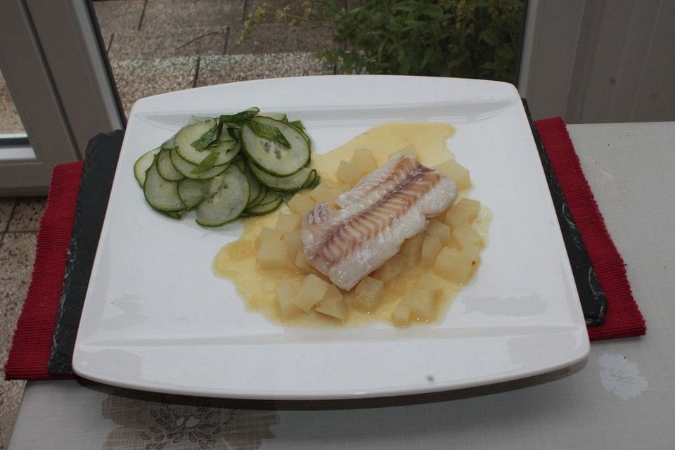 Seelachsfilet auf Kohlrabi-Senf-Meerrettich-Gemüse