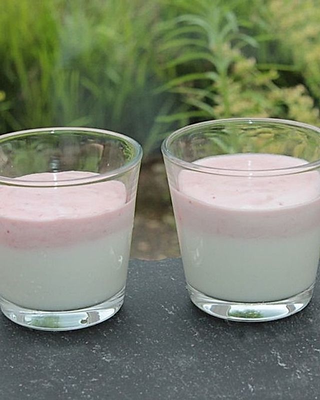 Erdbeer-Mousse, geschichtet auf Joghurt-Limetten-Creme