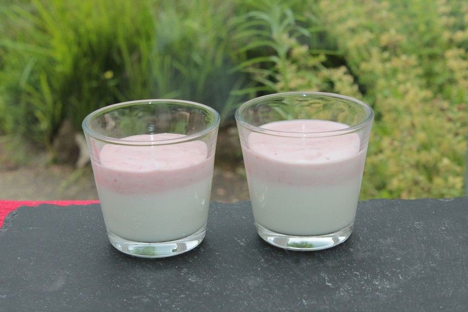 Erdbeer-Mousse, geschichtet auf Joghurt-Limetten-Creme