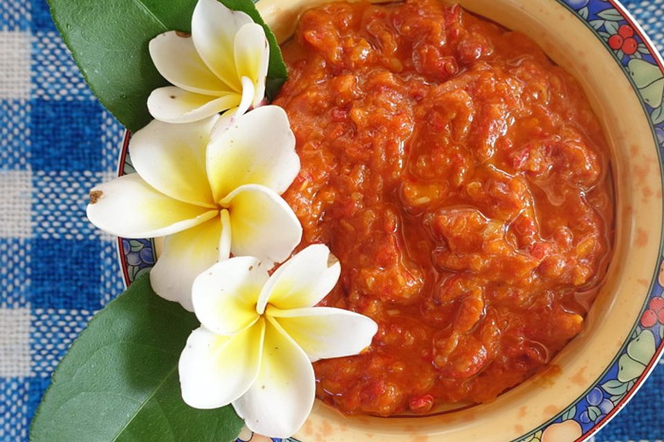 Scharfes Sambal Macadamia mit Tomate