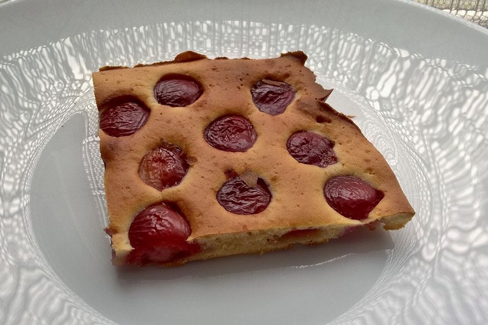 Schneller Kirsch-Blechkuchen mit Eierlikör