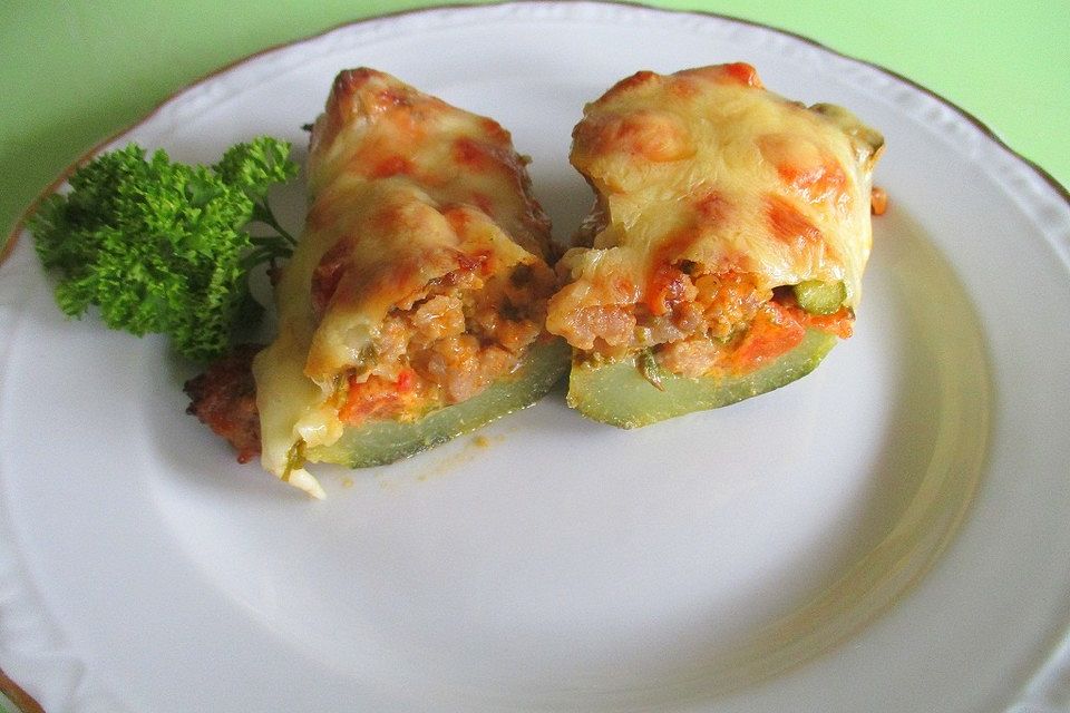 Überbackene Gurke mit Tomaten-Hackfleisch