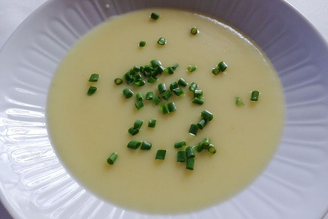 Weiße Spargelsuppe mit Kartoffel und Lauchzwiebel von movostu| Chefkoch