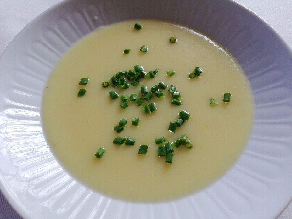 Weiße Spargelsuppe mit Kartoffel und Lauchzwiebel von movostu| Chefkoch