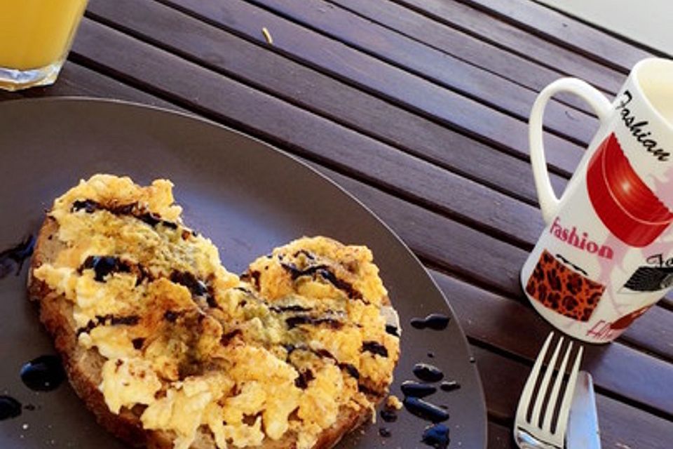 Rustikales Bauernfrühstück in Herzform