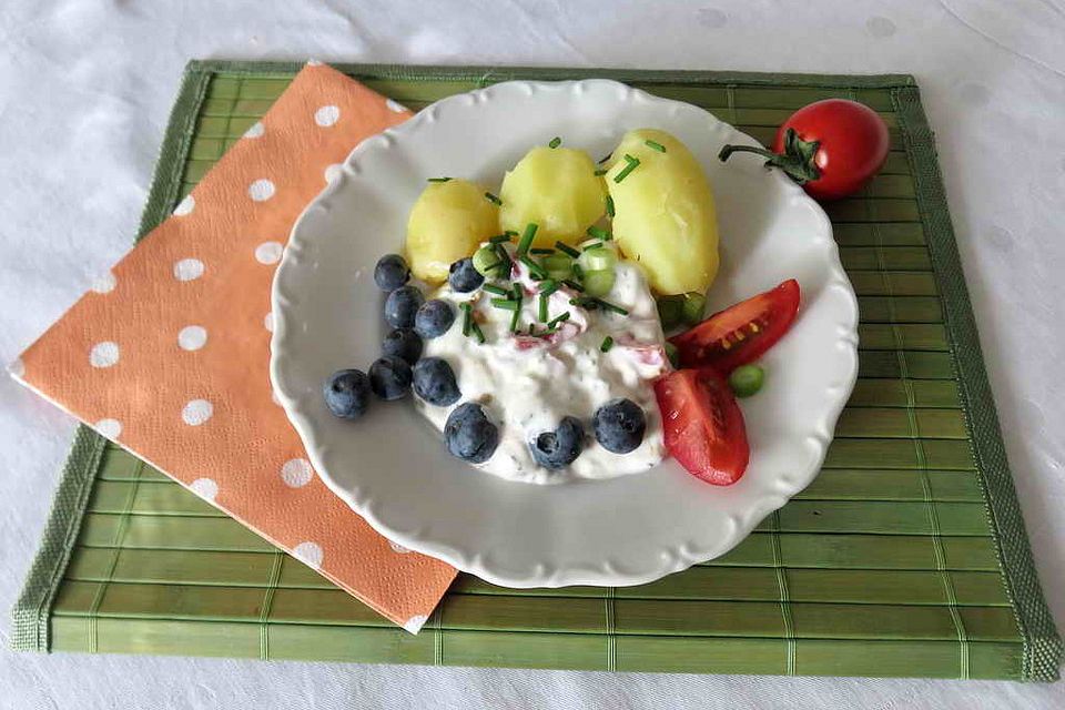 Tomatenquark mit Heidelbeeren und Pellkartoffeln