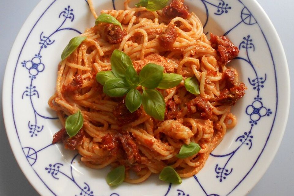 Spaghetti mit Tomaten-Schafskäse-Pesto