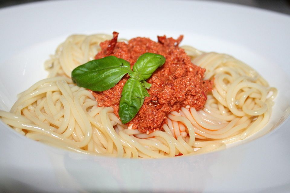 Spaghetti mit Tomaten-Schafskäse-Pesto