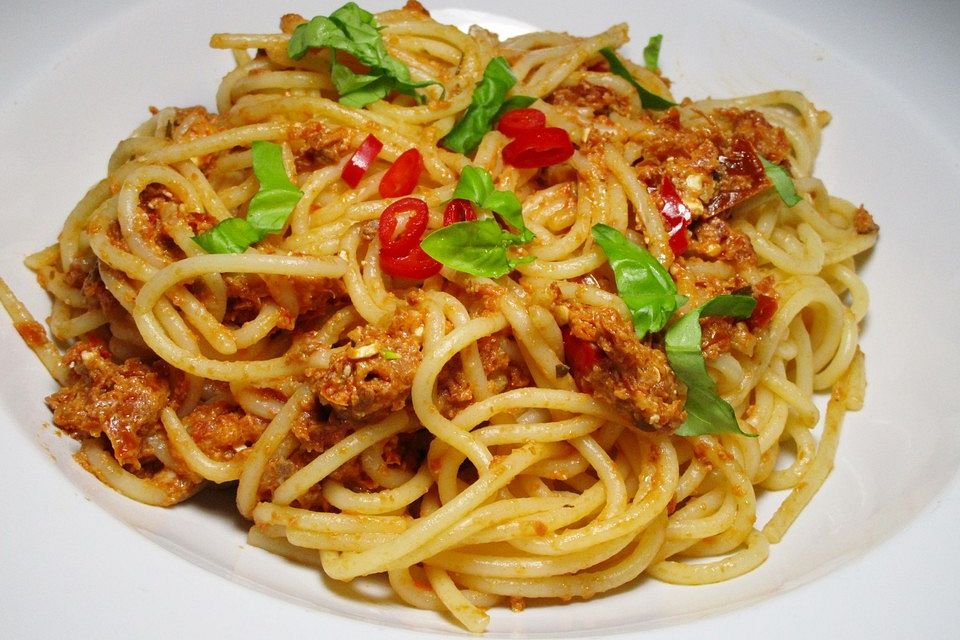 Spaghetti mit Tomaten-Schafskäse-Pesto