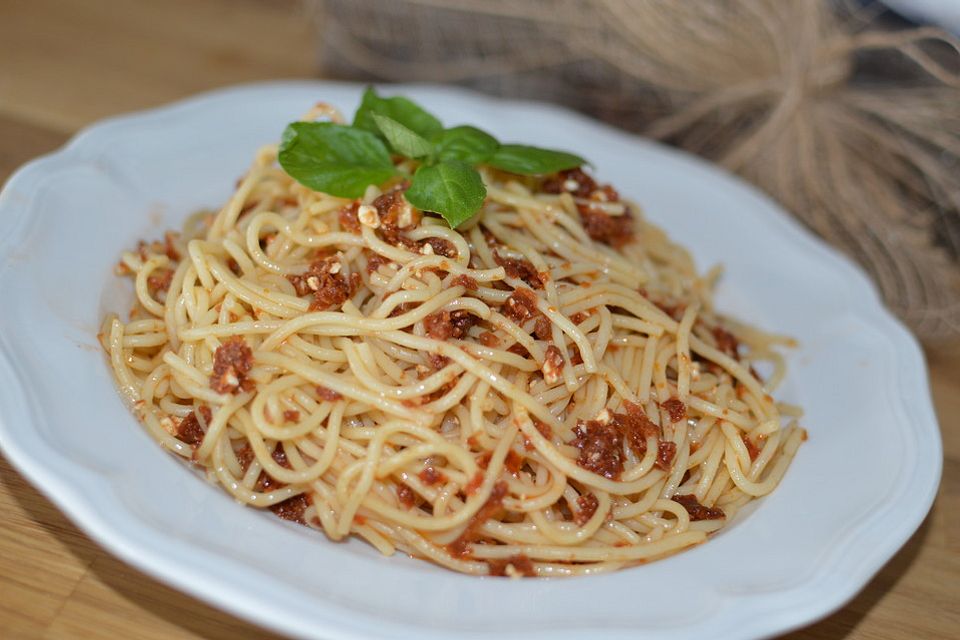 Spaghetti mit Tomaten-Schafskäse-Pesto