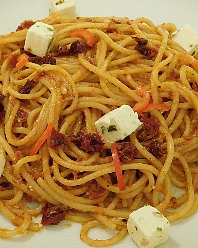 Spaghetti mit Tomaten-Schafskäse-Pesto