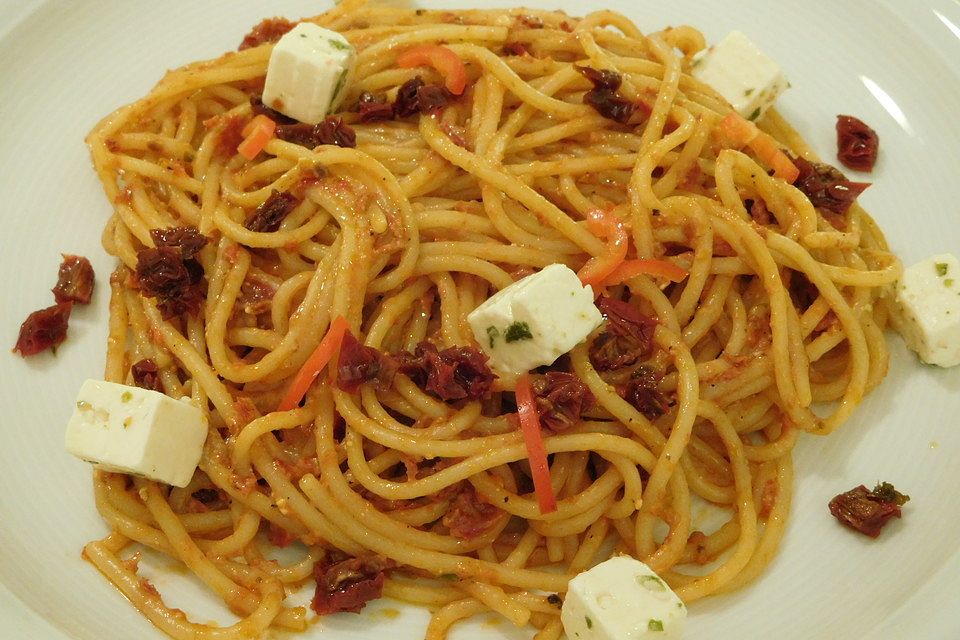 Spaghetti mit Tomaten-Schafskäse-Pesto