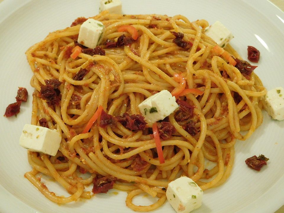 Spaghetti mit Tomaten-Schafskäse-Pesto von Tiburonito | Chefkoch