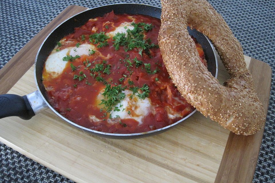 Gebackene Eier in Tomatensoße mit Koriander