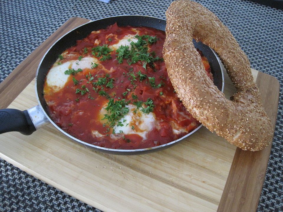 Gebackene Eier in Tomatensoße mit Koriander von Scharfeschote| Chefkoch
