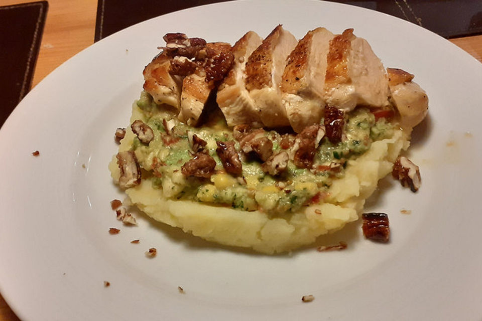 Peruanisches Kartoffelpüree mit Hähnchen und Avocado