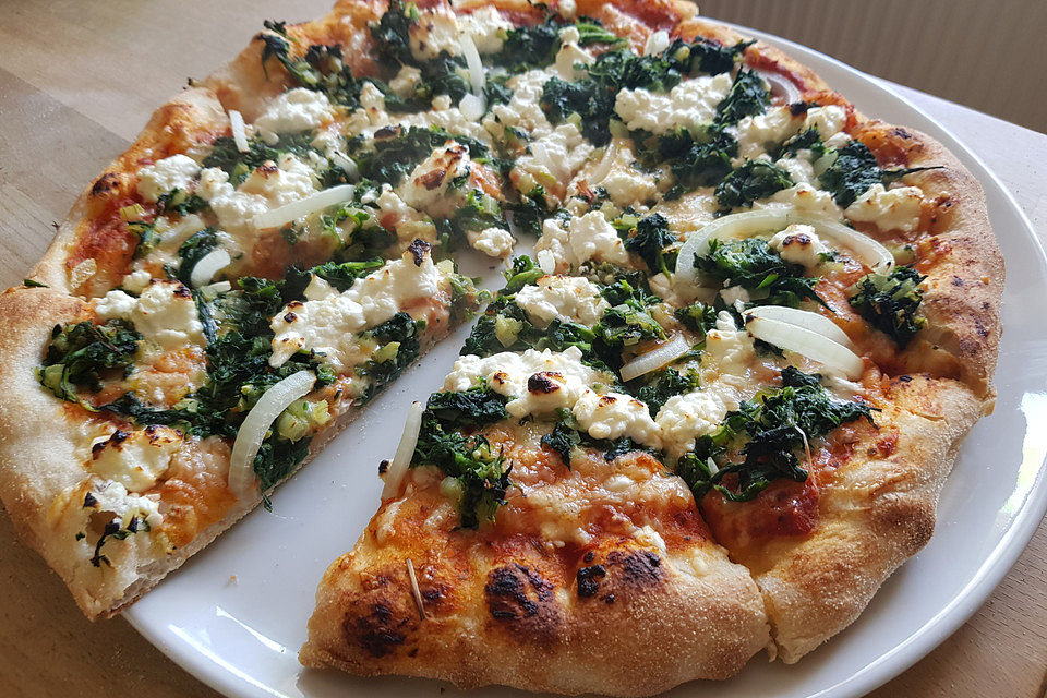 Spinatpizza mit Feta-Ricotta-Creme