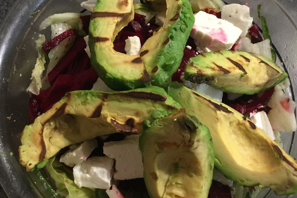 Salat mit Rote Bete-Spaghetti, gegrillter Avocado und Feta