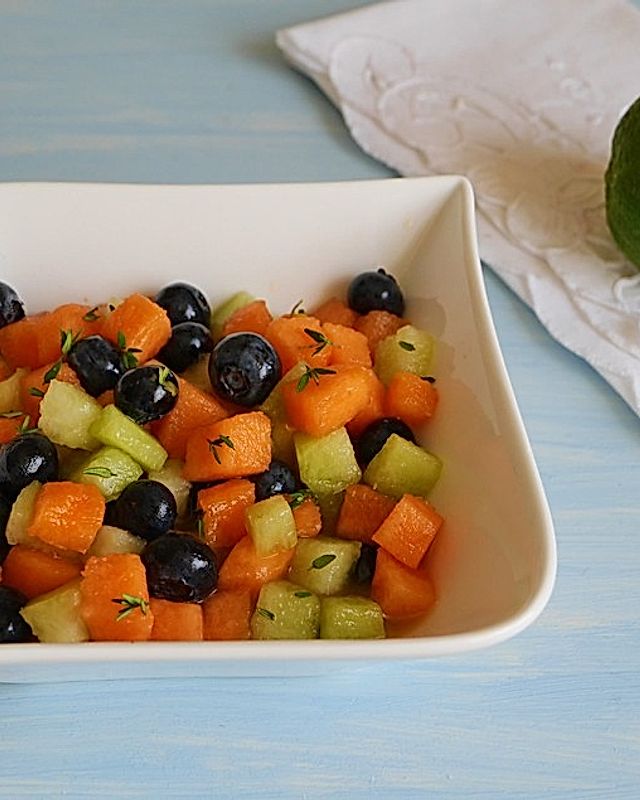 Melonen-Blaubeer-Salat mit Zitronenthymiandressing