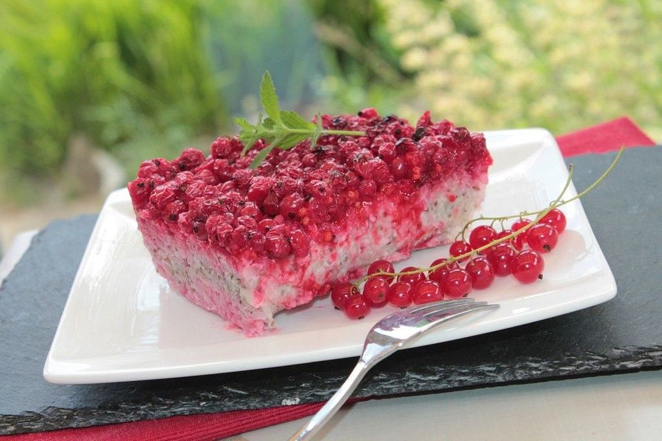 Süßer Reis-Chia-Auflauf mit Johannisbeeren