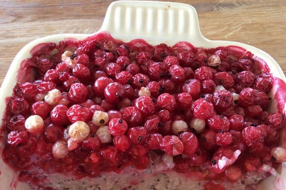 Süßer Reis-Chia-Auflauf mit Johannisbeeren