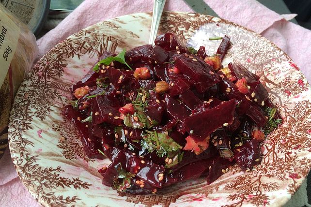 Rote Bete-Salat mit Mango-Vinaigrette, Koriander und Sesam von ...