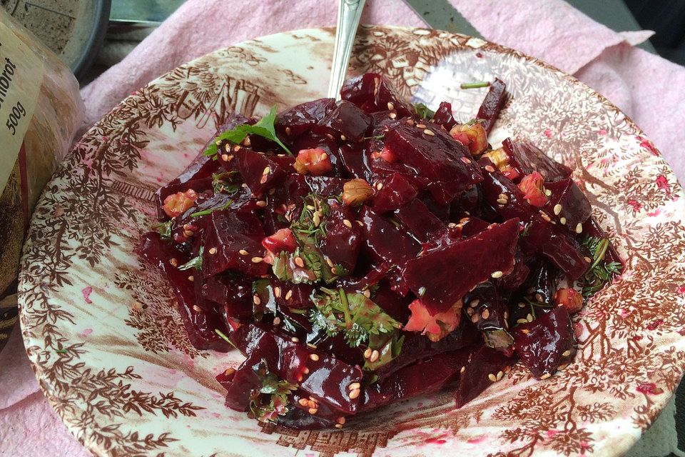 Rote Bete-Salat mit Mango-Vinaigrette, Koriander und Sesam