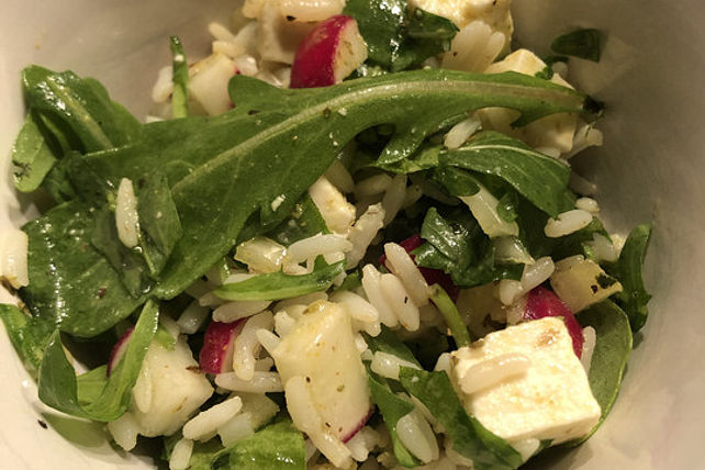 Reissalat mit Rucola, Zwiebeln und Schafskäse von NicolesRezepte1| Chefkoch