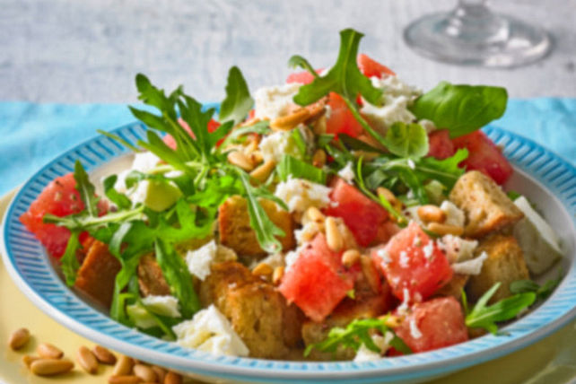 Brotsalat mit Melone, Gurke, Tomaten und Parmaschinken von ars_vivendi ...