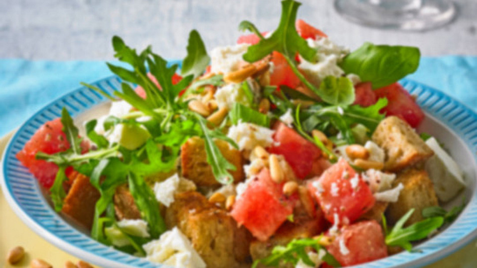 Brotsalat mit Melone, Gurke, Tomaten und Parmaschinken von ars_vivendi
