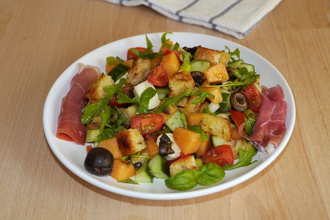 Brotsalat mit Melone, Gurke, Tomaten und Parmaschinken von ars_vivendi ...