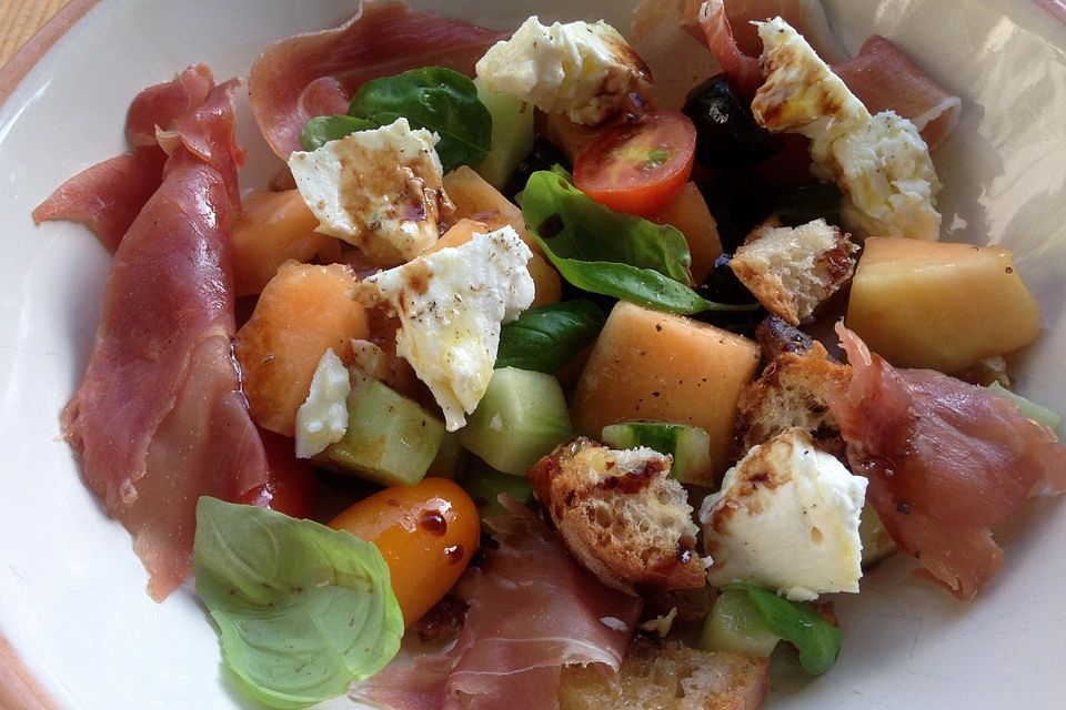 Brotsalat mit Melone, Gurke, Tomaten und Parmaschinken