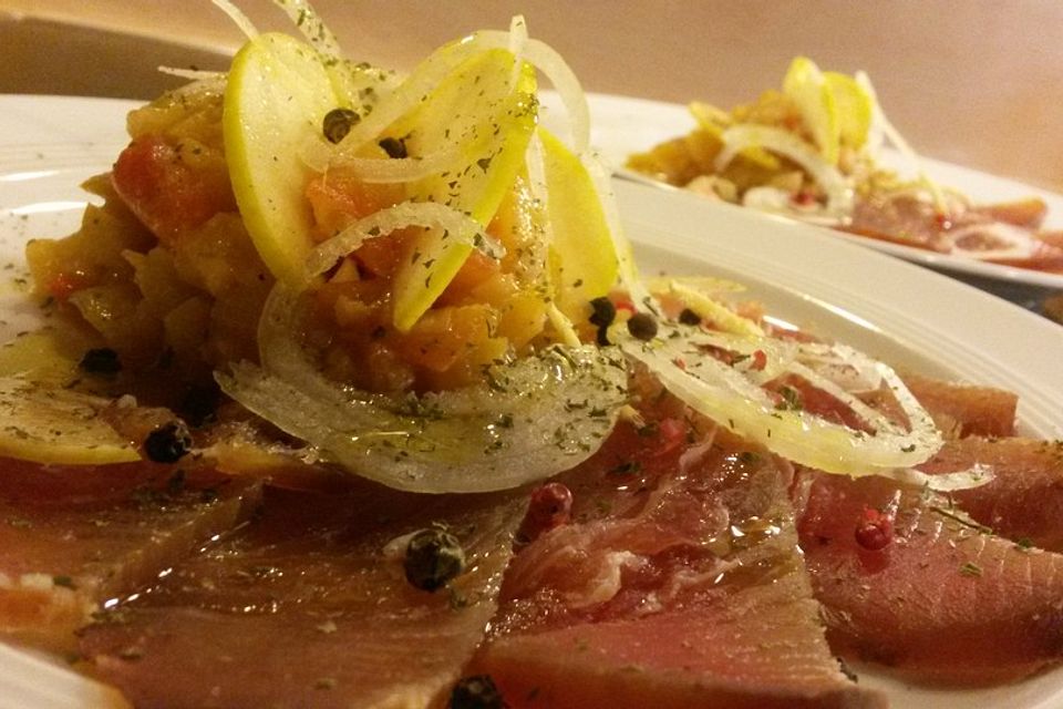 Carpaccio vom kalt geräucherten Thunfisch mit Apfel-Ingwer-Relish