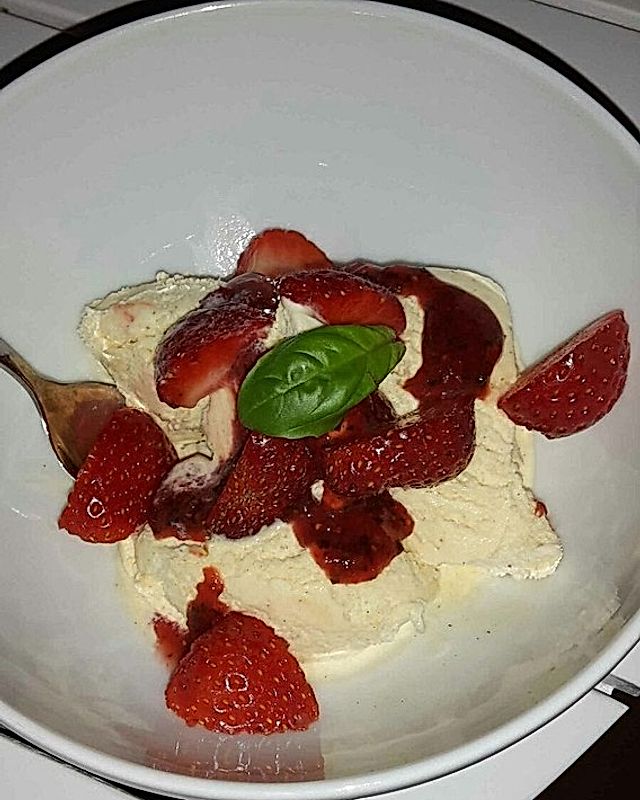 Vanilleeis mit fruchtig-scharfem Erdbeer-Basilikum-Sorbet