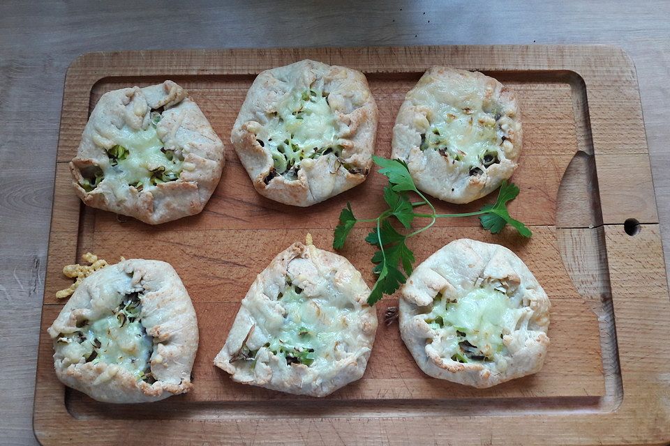 Sommerliche Mürbeteiggaletten mit Lauch und Pilzen Sommerliche Mürbeteiggaletten mit Lauch und Pilzen