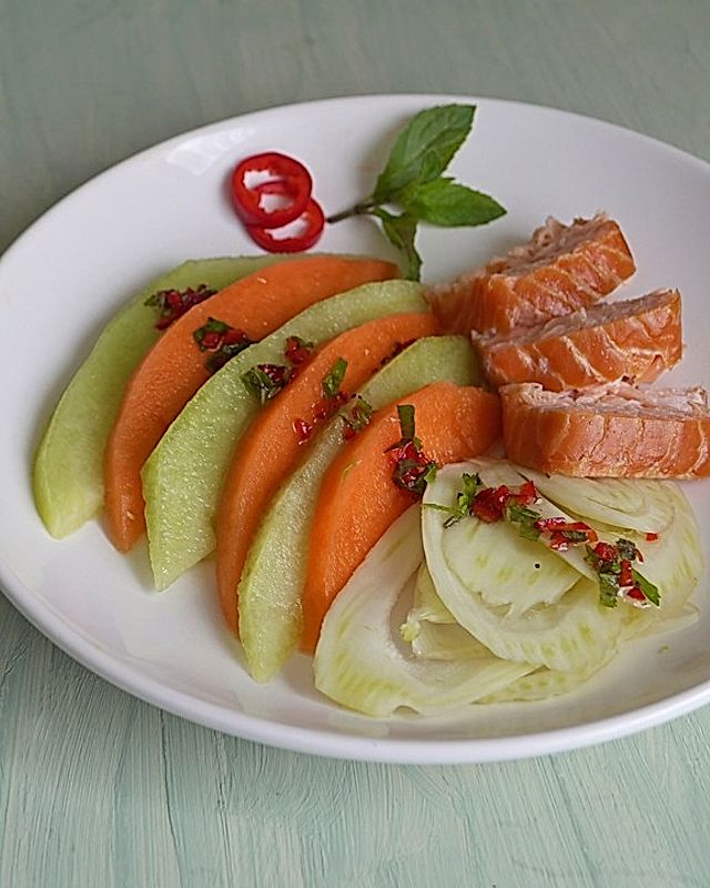 Melonen-Fenchel-Salat mit Stremellachs und Chili-Ingwer-Minze-Dressing