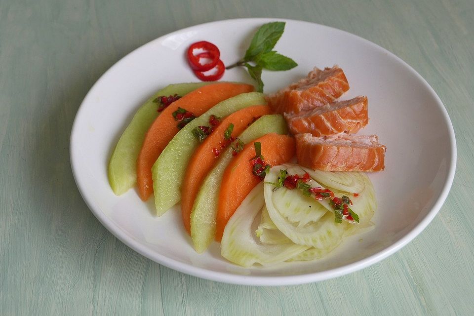 Melonen-Fenchel-Salat mit Stremellachs und Chili-Ingwer-Minze-Dressing