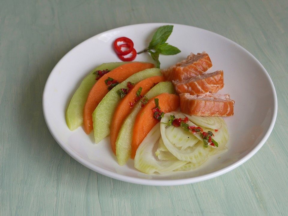 Melonen-Fenchel-Salat mit Stremellachs und Chili-Ingwer-Minze-Dressing ...