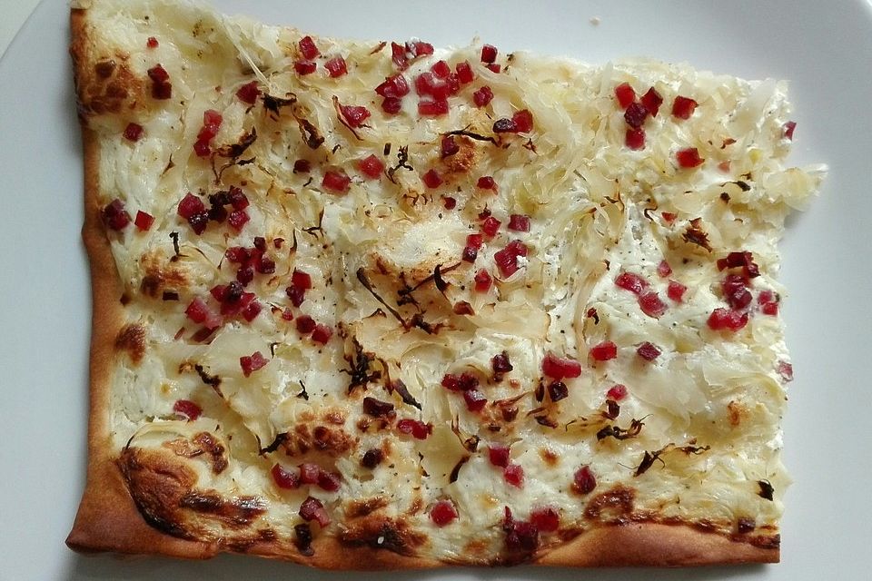 Flammkuchen mit Kraut und Speck
